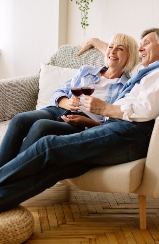 happy-retirement-senior-couple-drinking-wine-and-7XDHTRJ 1